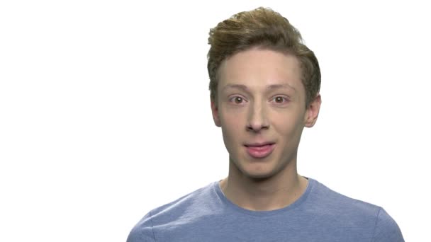 Lindo adolescente masculino con expresión reflexiva . — Vídeos de Stock