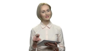 Tablet cihaz üzerinde çalışan kadın grafik tasarımcı.