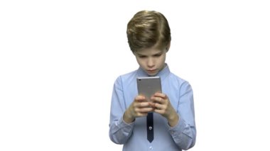 Beyaz arka plan üzerinde smartphone ile sevimli çocuk.