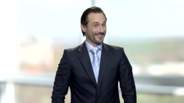 Kameraya bakarak mutlu gülümseyen CEO'su portresi.
