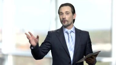 Olgun erkek icra tablet cihaz kullanarak. Dijital tablet kitleye seminer salonunda sunu verirken tutarak emin iş hoparlör.