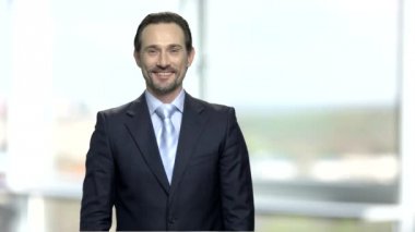 Mutlu sakallı işadamı gösteren ok simgesi.