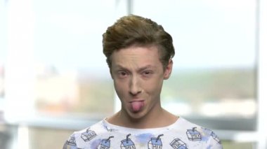 Genç çocuk komik surat yapıyor..