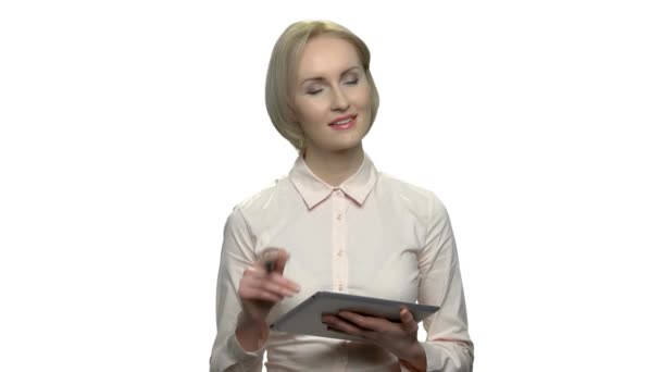Designer gráfico feminino trabalhando no dispositivo tablet . — Vídeo de Stock