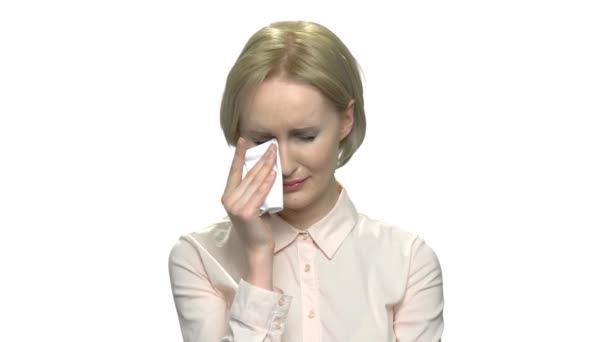 Mujer joven llorando sobre fondo blanco . — Vídeos de Stock