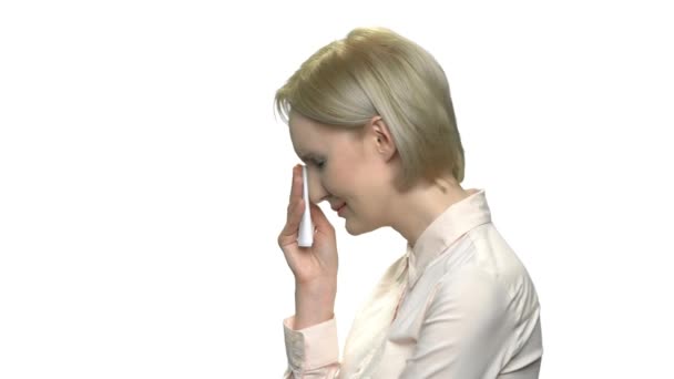 Расстроенная деловая женщина плачет на белом фоне . — стоковое видео