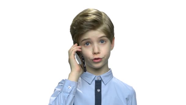 Sevimli küçük çocuk cep telefonuyla konuşuyor. — Stok video