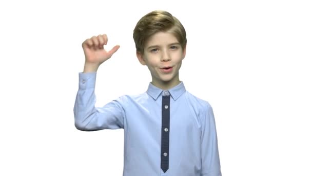 Улыбающийся мальчик, поднимающий большой палец . — стоковое видео