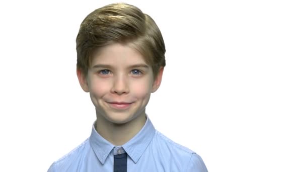 Sonriente Niño Preadolescente Con Ojos Azules Lindo Niño Caucásico Camisa — Vídeo de stock