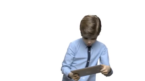 Preteen boy playing game on tablet pc. — Stock Video
