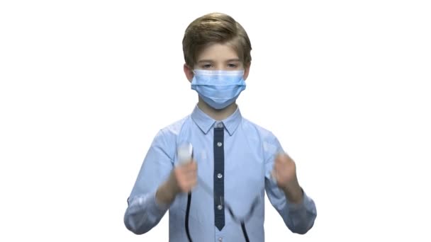 Menino médico em máscara cirúrgica segurando estetoscópio . — Vídeo de Stock