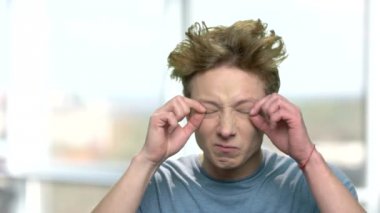 Aptal surat çekici genç çocuk.