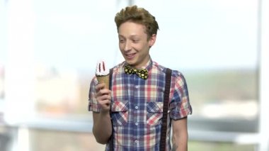 Mutlu zarif genç çocuk bir dondurma holding.