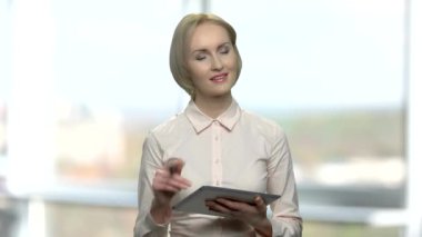 PC tablet üzerinde çalışan büyüleyici kadın mimar.