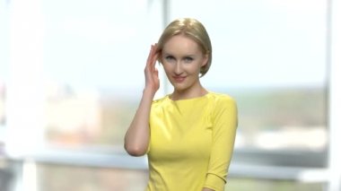 Kameraya poz ve flört güzel kadın.