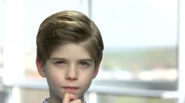 düşünceli ifade ile şirin küçük çocuk.