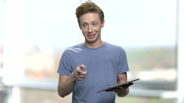 Rapaz adolescente inteligente dando uma palestra para o público . — Vídeo de Stock