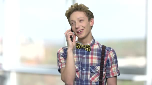 Καυκάσιος εφηβικό αγόρι που μιλάμε για κινητό τηλέφωνο. — Αρχείο Βίντεο