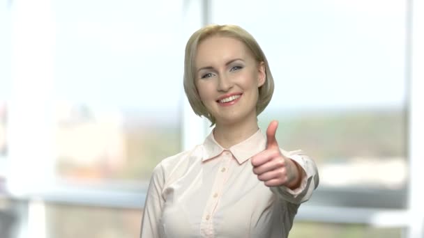Sorrindo mulher de negócios dando polegar para cima . — Vídeo de Stock