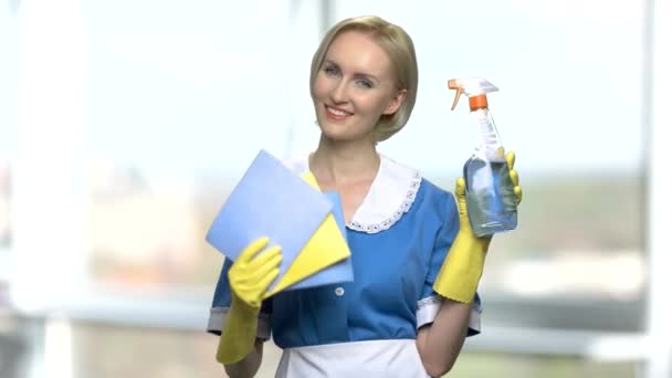 Mujer de limpieza sosteniendo spray y trapos . — Vídeos de Stock
