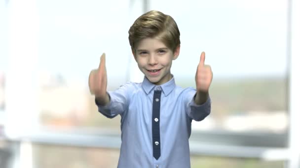 Ładny mały chłopiec skrzyżowane kciuk w górę. — Wideo stockowe