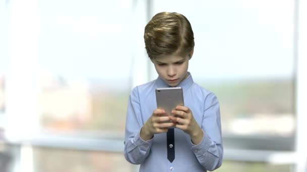 Knappe jongetje via mobiele telefoon. — Stockvideo