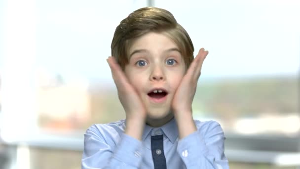 Lycklig förvånad pojke hålla händerna på ansikte. — Stockvideo