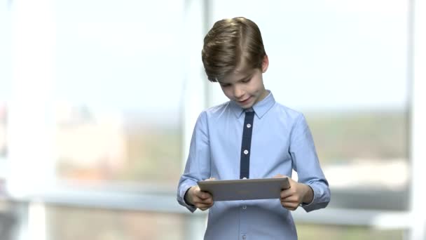 白人の子少年ビデオ ゲームをプレイします ヨーロッパ少年は デジタル タブレットでゲームを果たしています 子供と近代的な技術の概念 — ストック動画