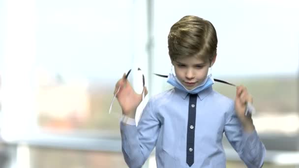 Kleiner kaukasischer Junge spielt einen Arzt. — Stockvideo