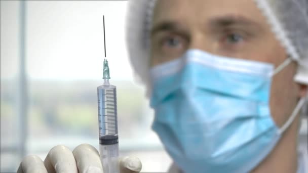 Close up man doctor holding syringe. — Stock Video