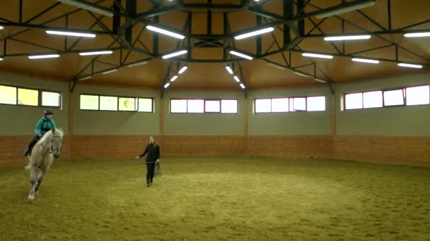 Chico de cámara lenta montar a caballo interior . — Vídeo de stock