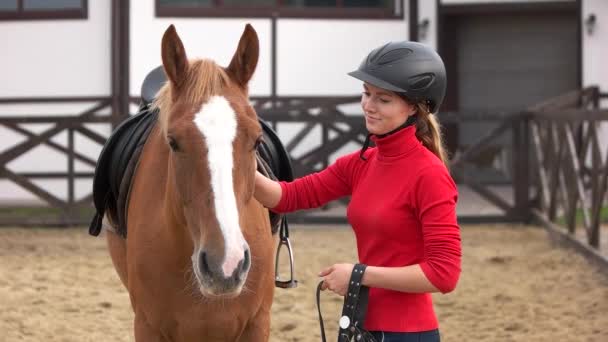 Fiatal nő jockey petting egy ló, ló Farm.