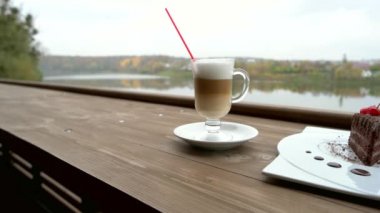 Cappucino açık terasta ile lezzetli tatlı.
