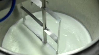 Ekşi krema ve yoğurt üretimi.
