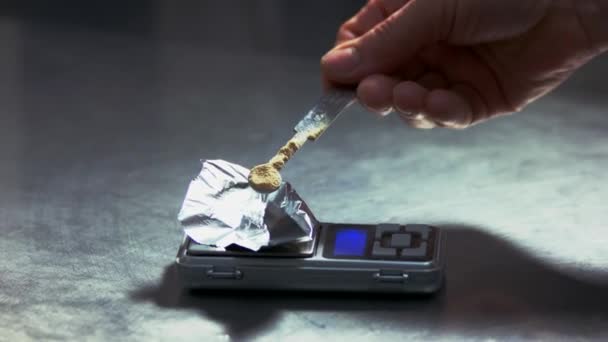 Narcotrafficante che pesa una droga su scala digitale. — Video Stock