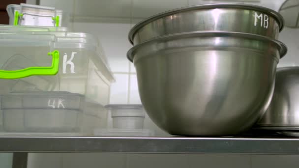Un primer plano utensilios de cocina industrial . — Vídeos de Stock