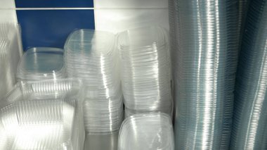 Temiz boş plastik kutular yakın çekim.