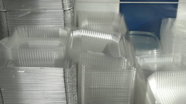 Gıda ambalajları için birçok temiz plastik kutular.