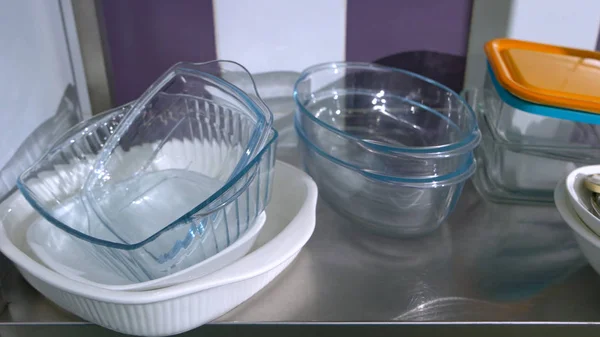 Чистий скляний посуд на кухонному столі . — стокове фото