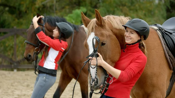 Pěkně s úsměvem dívka objímá svého koně na ranči. — Stock fotografie