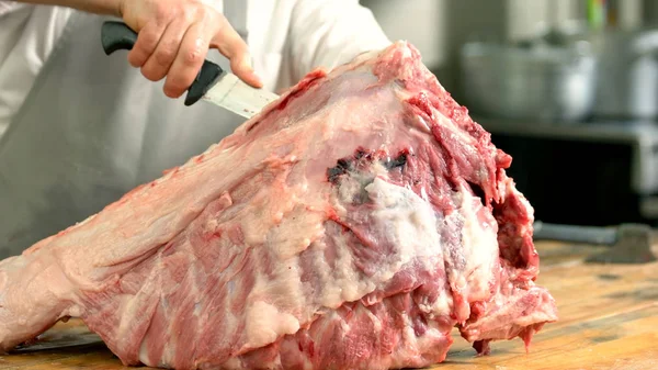 Separación Canal Cerdo Cerca Carnicero Cortando Una Gran Losa Carne — Foto de Stock