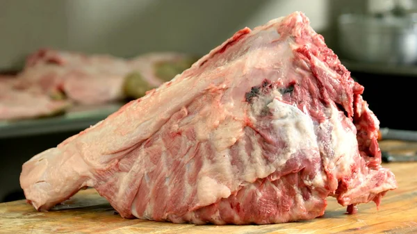 Primer plano carne de cerdo cruda en la mesa . — Foto de Stock