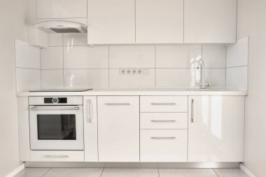 Çağdaş düz beyaz modern mutfak.