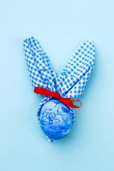 蓝色背景的复活节兔子 蓝色复活节兔子由鸡蛋和餐巾制成 复活节礼物的想法 — 图库照片