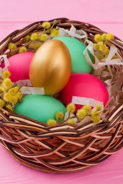 Oeufs de Pâques colorés dans le panier en osier . — Photo