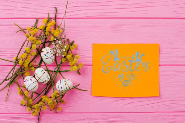 Composition de Pâques de printemps avec œufs et fleurs . — Photo