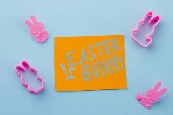 Kaninchenförmige Formen Aus Silikon Rosa Silikonkuchenformen Und Papierkarton Mit Text — Stockfoto