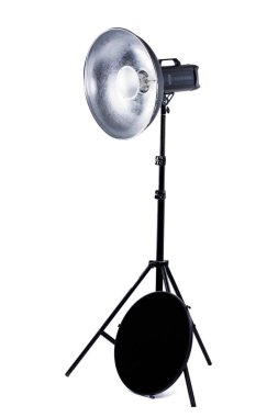 Stüdyo ışık beyaz arka plan üzerinde durmak.