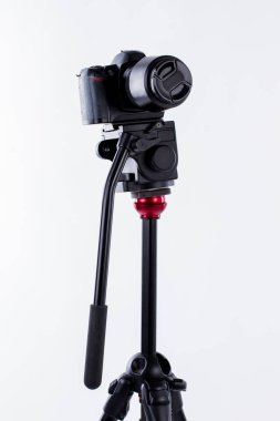 Beyaz arka plan üzerinde küçük kamera tripod.