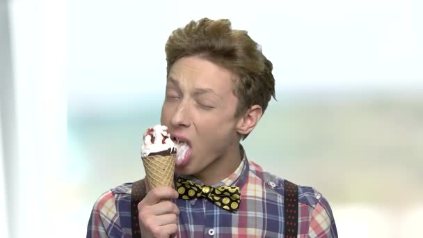 Rapaz de câmara lenta a comer um gelado . — Vídeo de Stock